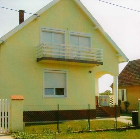 BalatonfůzfőNora Apartmanアパートメント エクステリア 写真