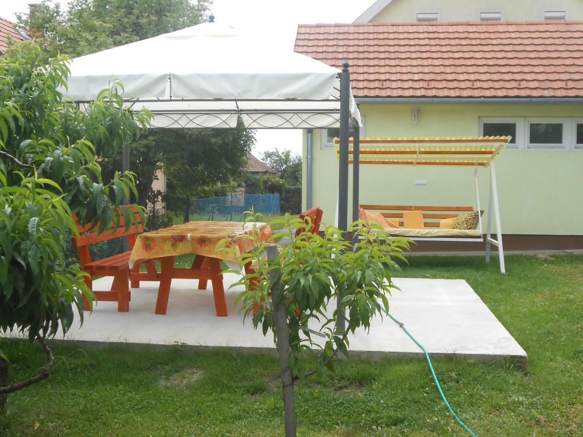 BalatonfůzfőNora Apartmanアパートメント エクステリア 写真