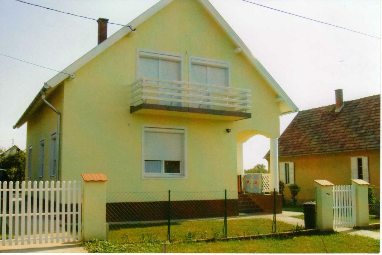 BalatonfůzfőNora Apartmanアパートメント エクステリア 写真